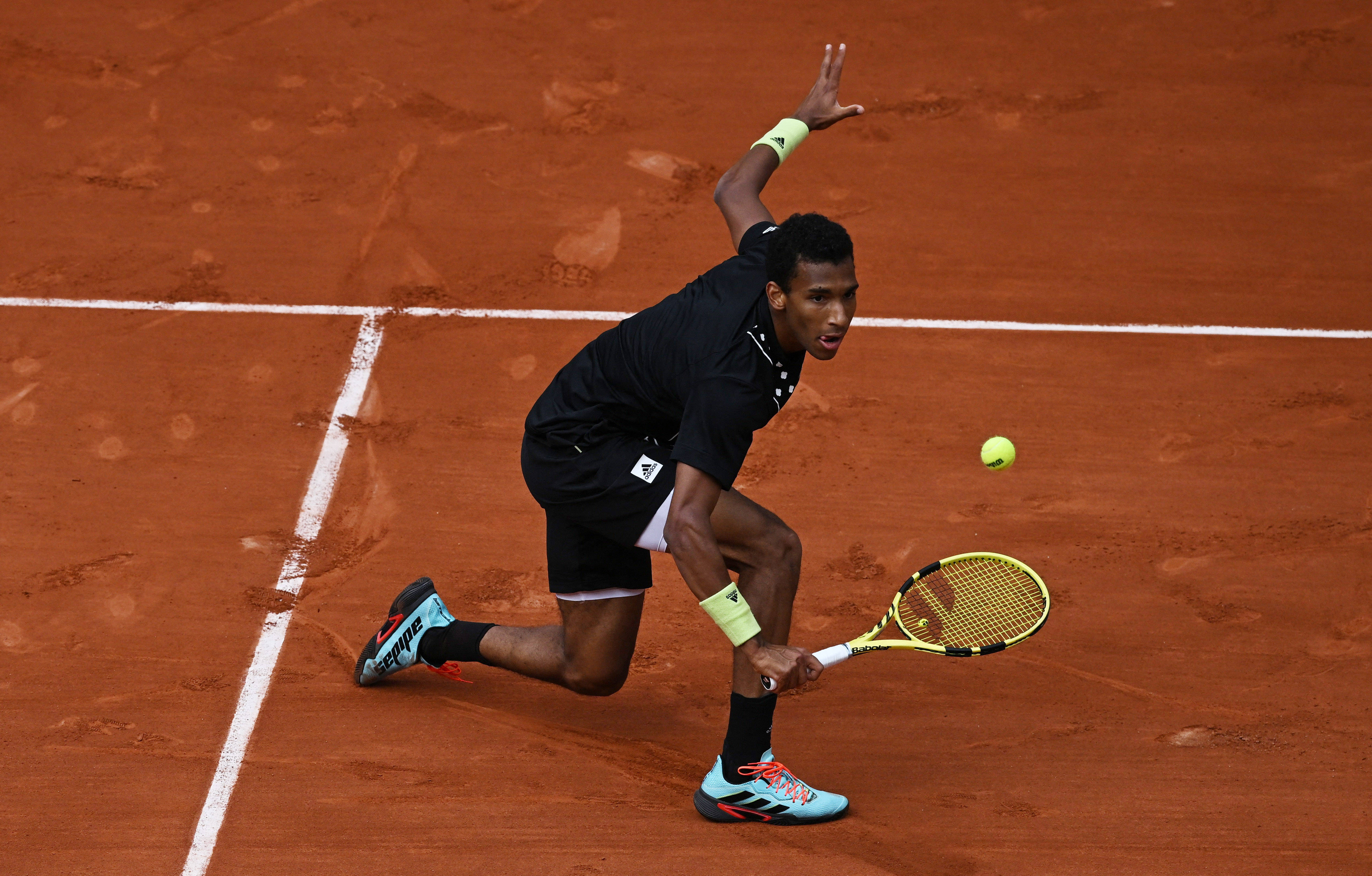 法国网球队鏖战西班牙网球队,纳达尔制霸全场 法国网球队鏖战西班牙网球队,纳达尔制霸全场