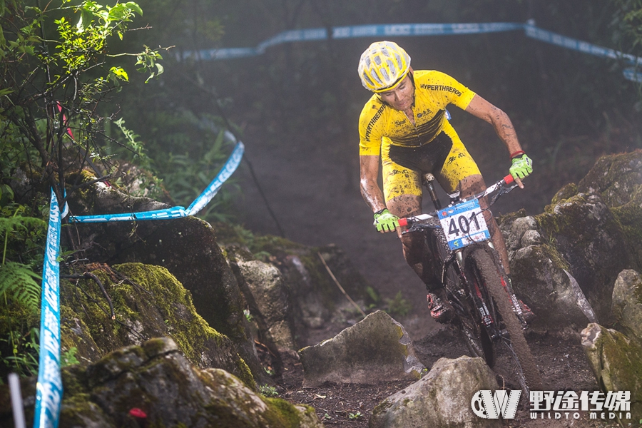 艰难的比赛过后胜者笑到最后