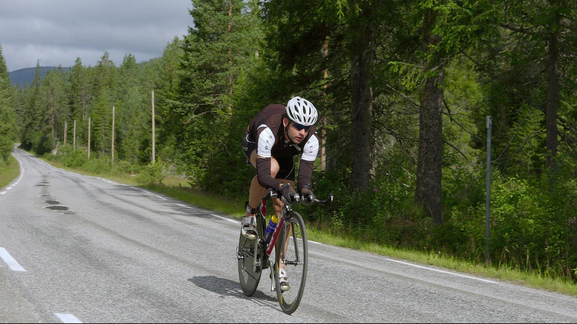 开云体育中国官网-萨内一锤定音，皇马提前终结悬念，AC米兰饮恨欧冠之夜